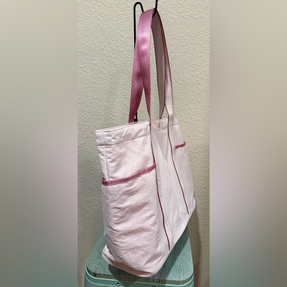 Lululemon Daily Multi-Pocket Tote Bag 20L in the Blissful Pink Frosting Color - Picture 3 of 11